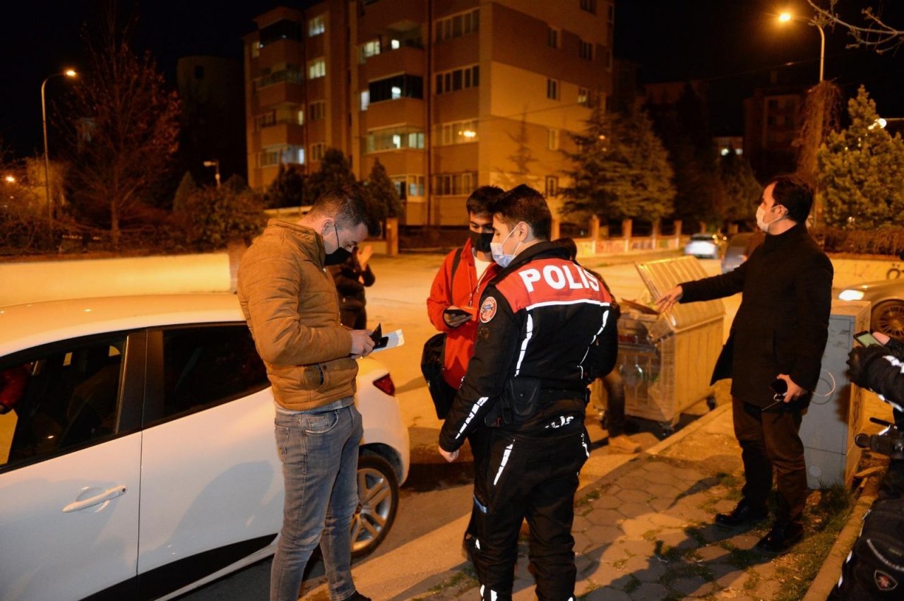 Polisler Maske Ve Mesafe Denetimi Yaptı