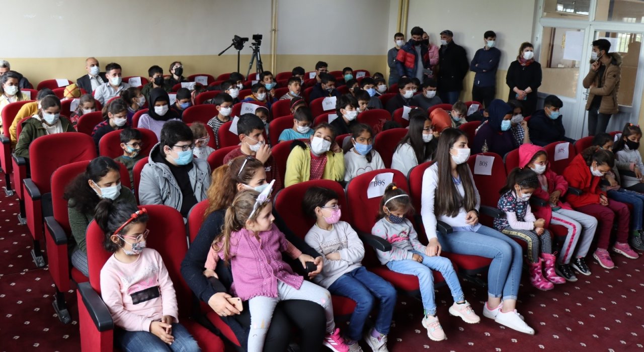 Şanlıurfa’da Görme Engelli Öğrenciler Tiyatro İle Tanıştı