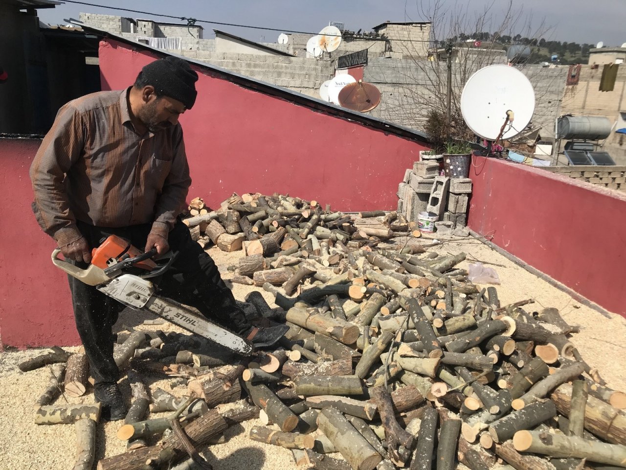 35 Yıldır Mahalle Mahalle Gezip Odun Keserek Ailesinin Geçimini Sağlıyor