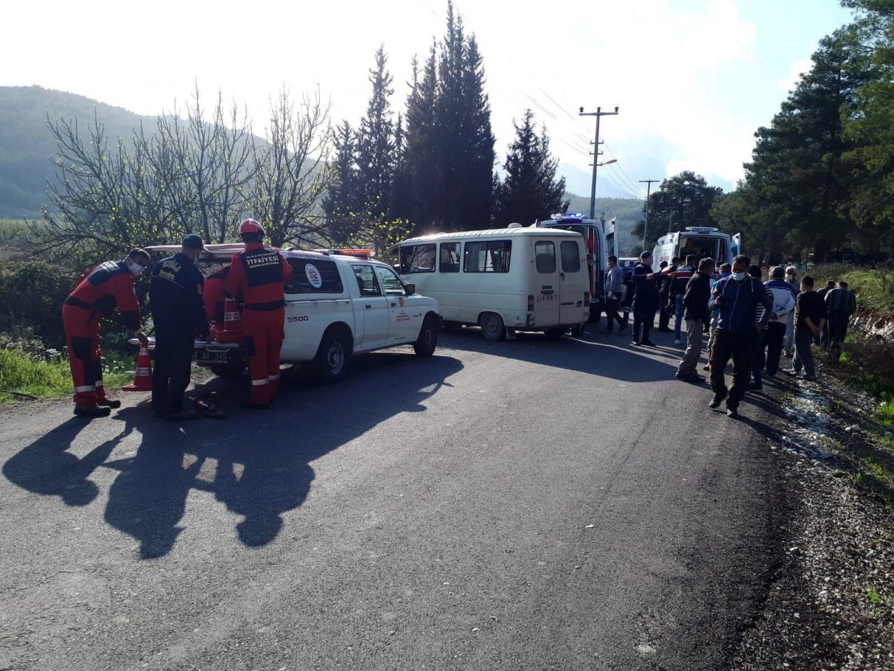 Seydikemer’de Mezarlığın Duvarına Çarpan Minibüsteki 2 Kişi Yaralandı