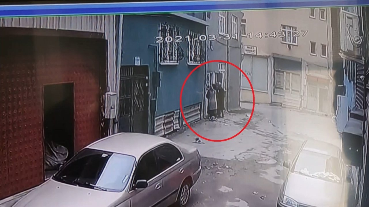 Kadın Hırsızlar Kredi Kartı İle Girdikleri Evden Servet Götürdü