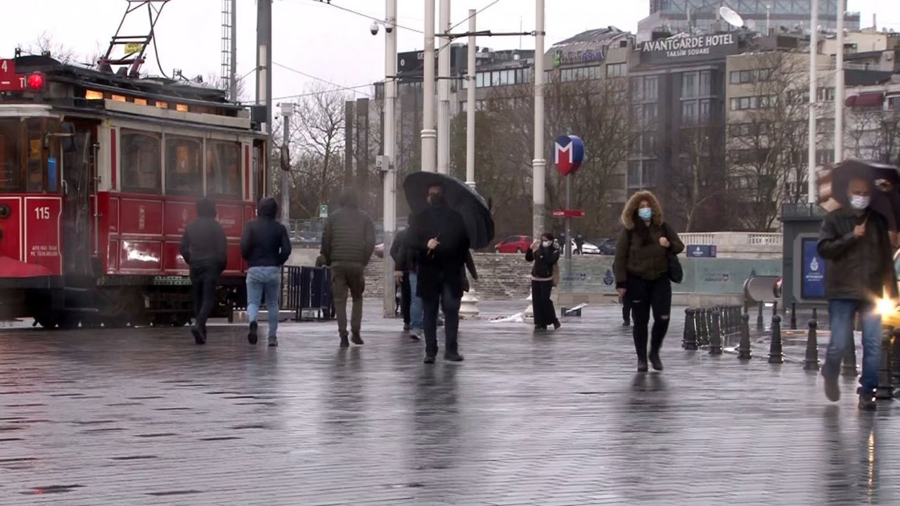 Taksim’de Rüzgar Ve Yağmur Vatandaşlara Zor Anlar Yaşattı