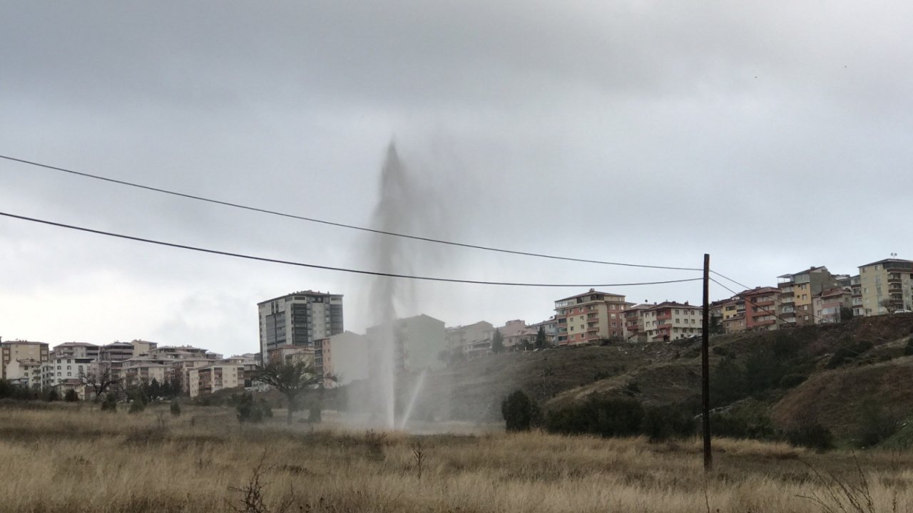 Bilecik’te Patlayan Borudan Çıkan Su Metrelerce Yükseldi