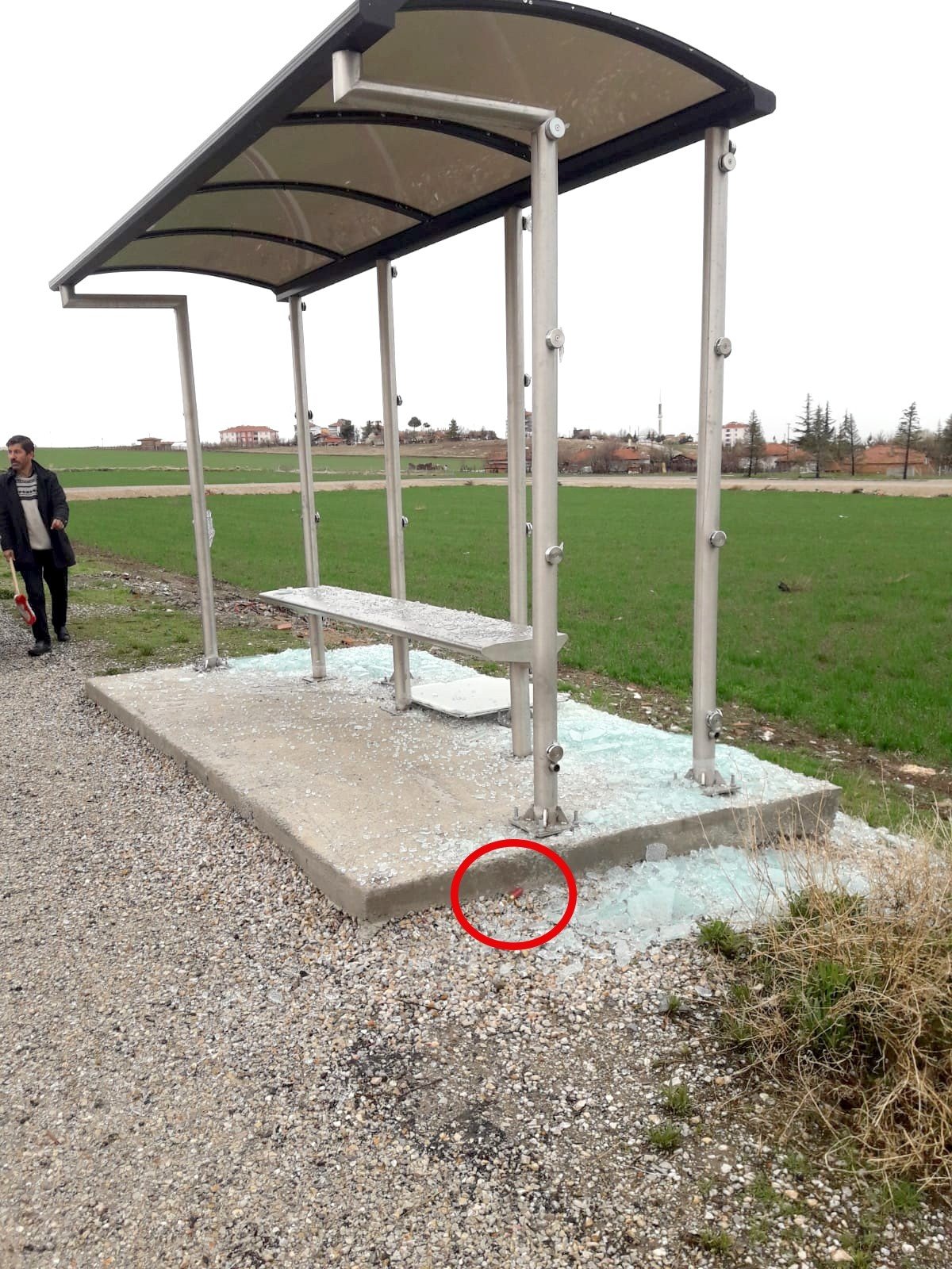Magandalar Otobüs Durağına Zarar Verdi