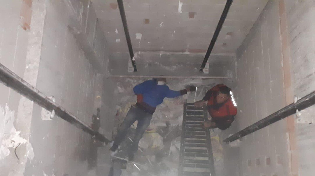 3 Metre Yüksekten Asansör Boşluğuna Düşen Adamı İtfaiye Kurtardı