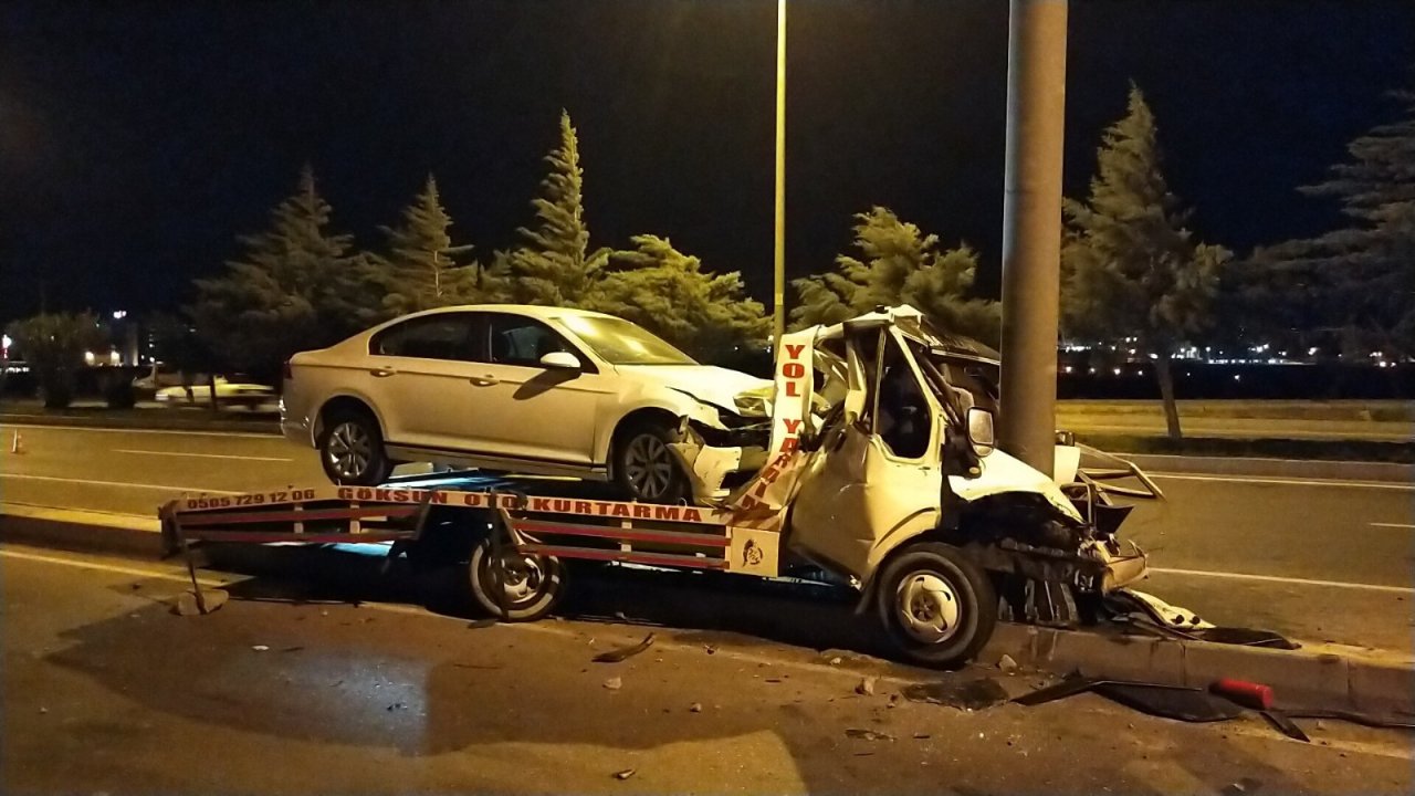 Otomobil Taşıyan Çekici Direğe Çarptı, Sürücü Hayatını Kaybetti