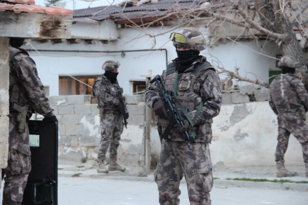 Karaman Merkezli 5 İlde Uyuşturucu Satıcılarına Şafak Operasyonu: 34 Gözaltı