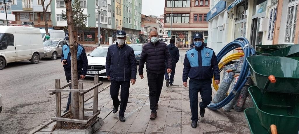 Kars’ta Zabıta Ekipleri Kaldırım İşgali Yapan Esnafı Uyarıyor