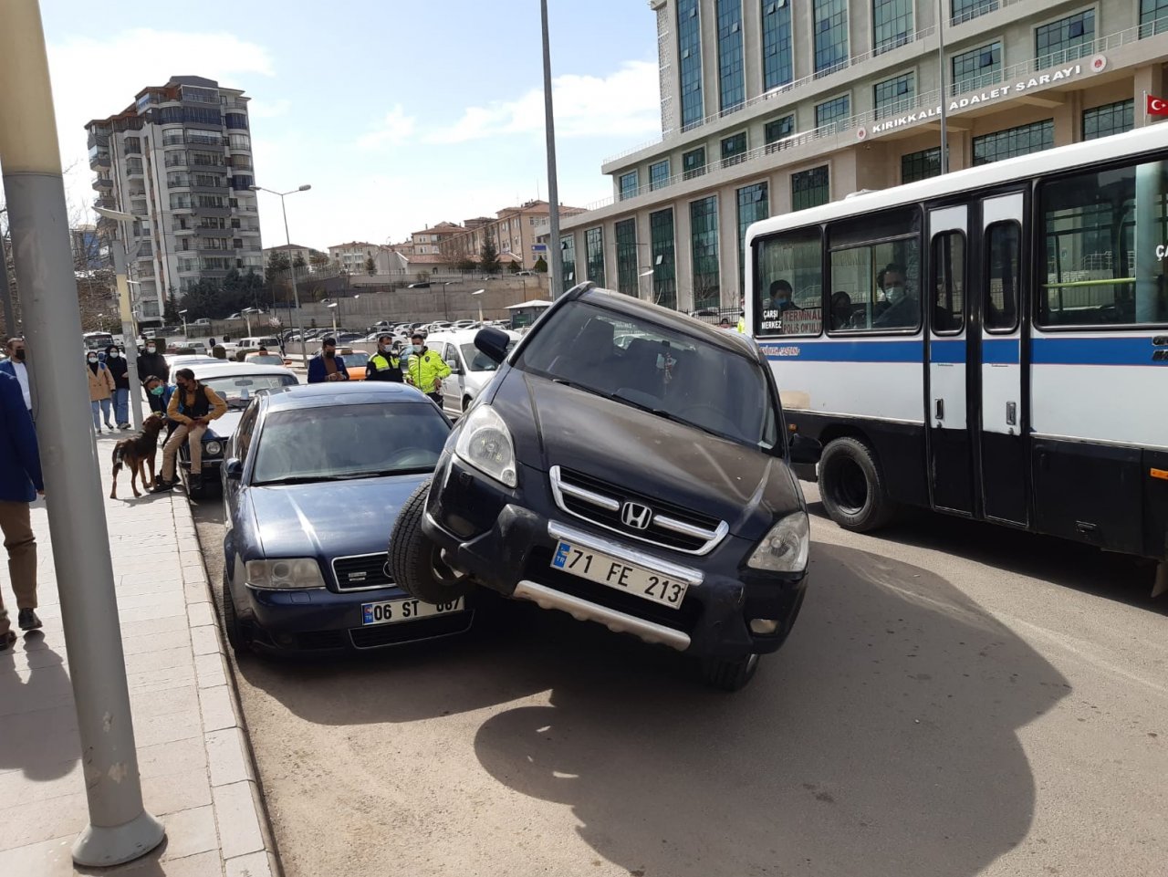 Kırıkkale’de İlginç Kaza, Cip Park Halindeki Otomobilin Üzerine Çıktı