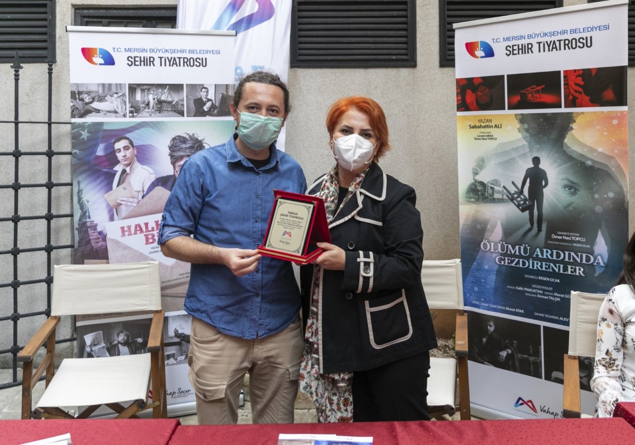 Mersin’de Tiyatro Gruplarına Plaket