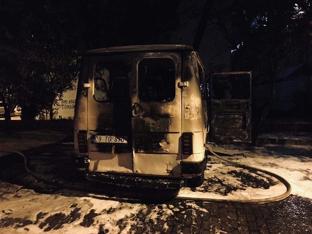Park Halindeki Minibüs Alev Aldı, 2 Araç Kullanılamaz Hale Geldi