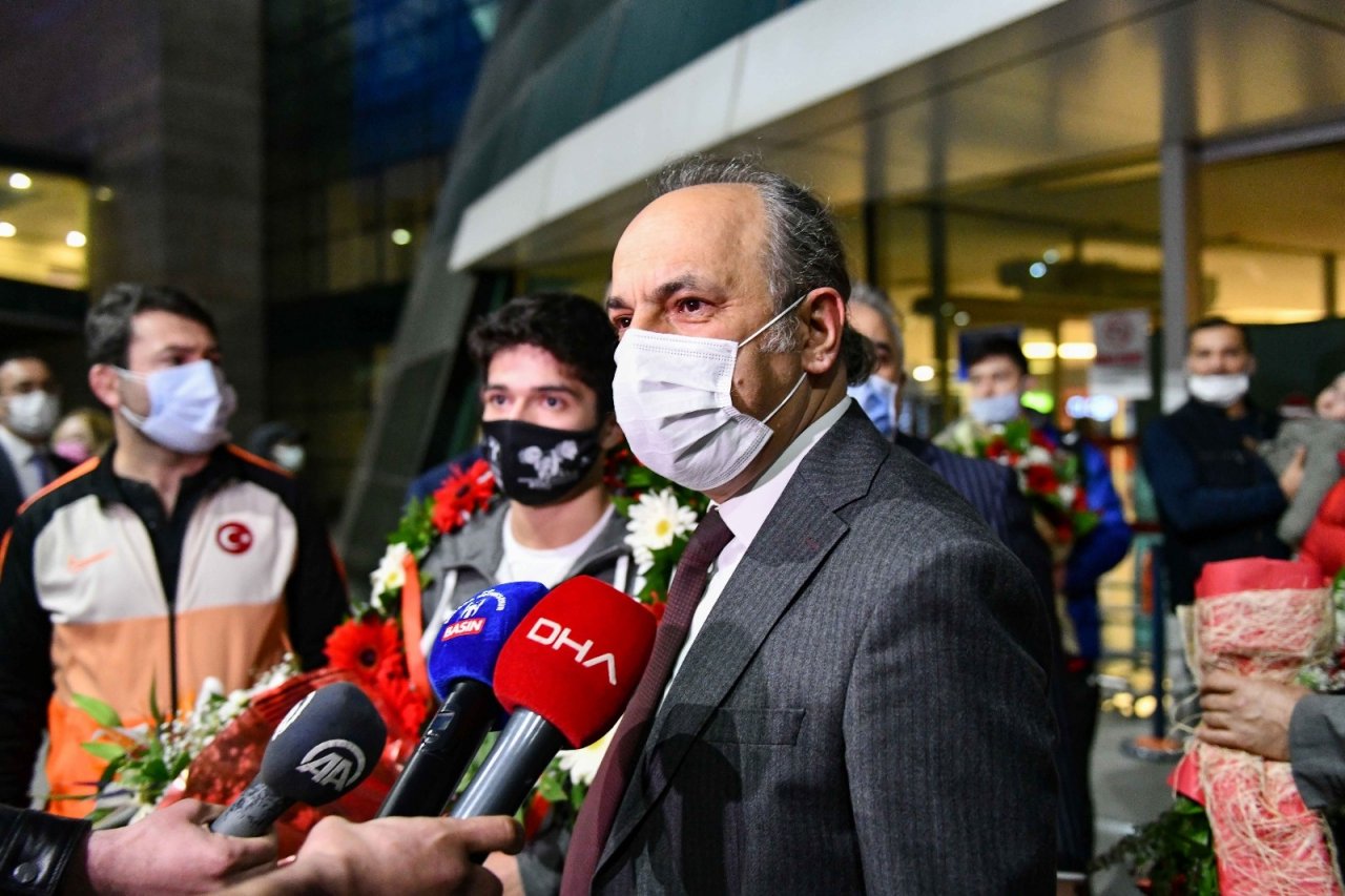 Milli Halterci Muhammed Furkan Özbek’e Ankara’da Coşkulu Karşılama