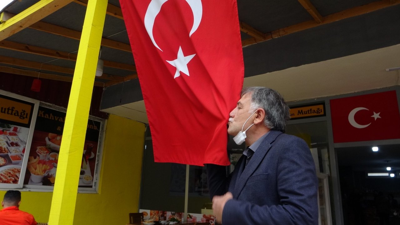 Şehit Babası Türk Bayağını Öpüp Güvenlik Güçlerine Dua Etti