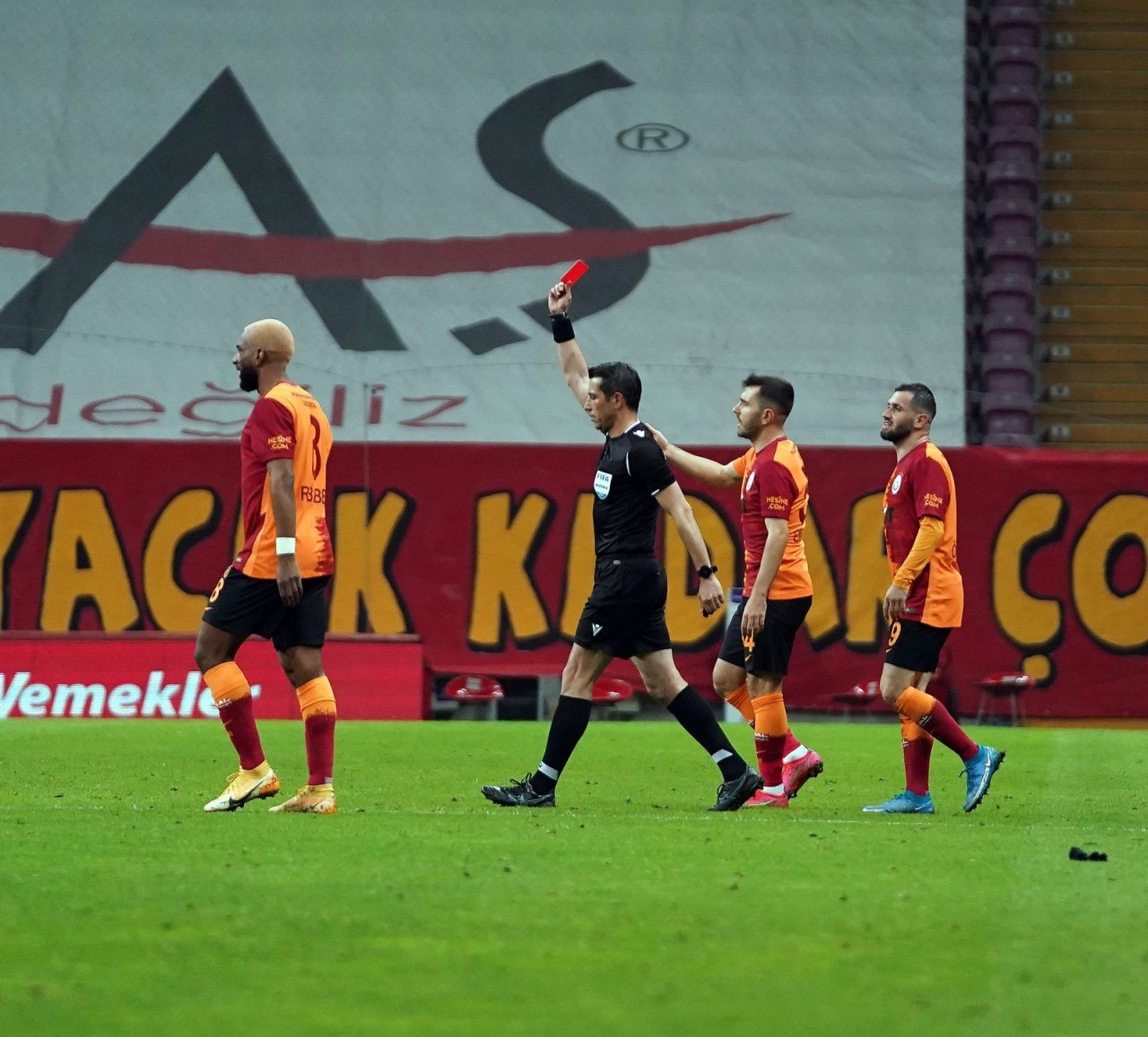 Donk Kırmızı Kart Gördü