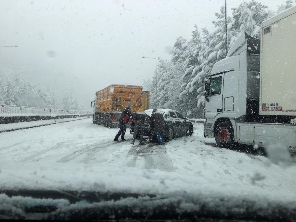Şiddetli Tipi Ve Kar Yağışı Sebebi İle Ankara - Adana Otoyolu Trafiğe Kapandı