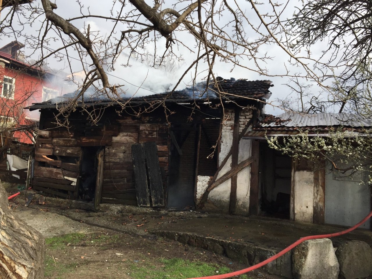 Tosya’da Ahşap Ev Yandı