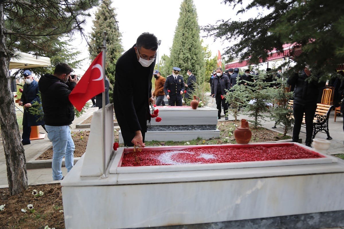 Vali Çelik, Polis Şehitliğini Ziyaret Etti