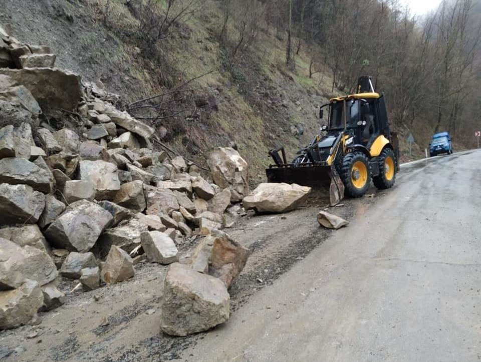 Heyelanda Dev Kayalar Yolu Kapattı